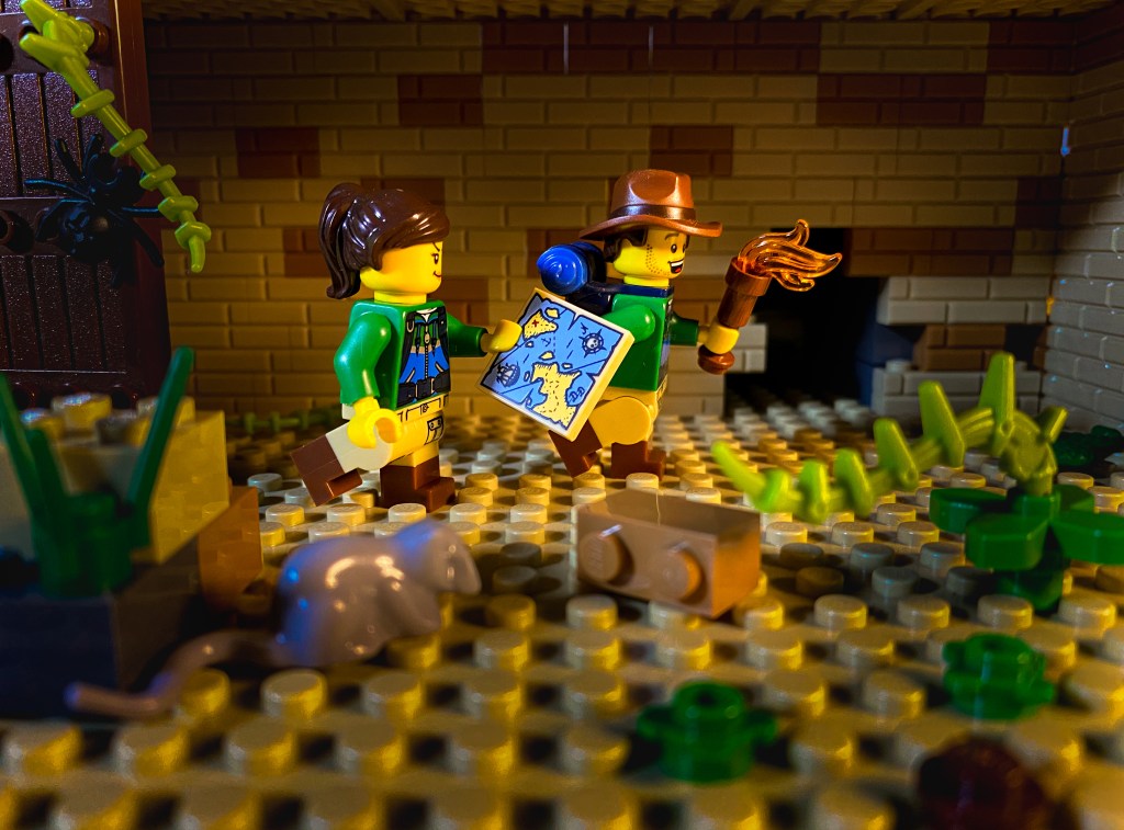 Minifiguras de LEGO, explorando unas ruinas arqueológicas 