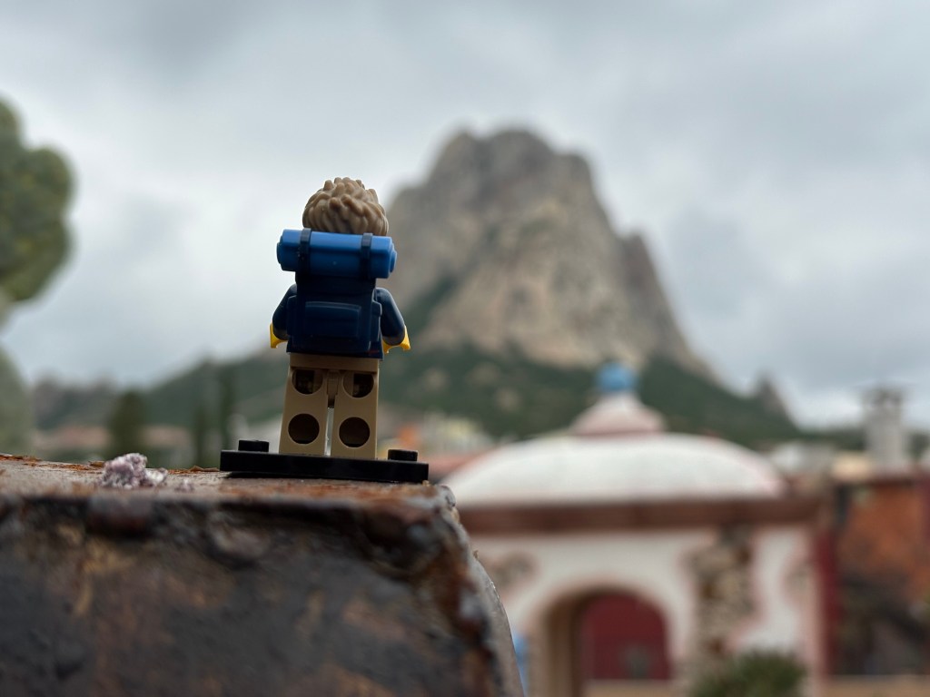 Minifigura de LEGO observando el monolito de la Peña de Bernal, Querétaro.