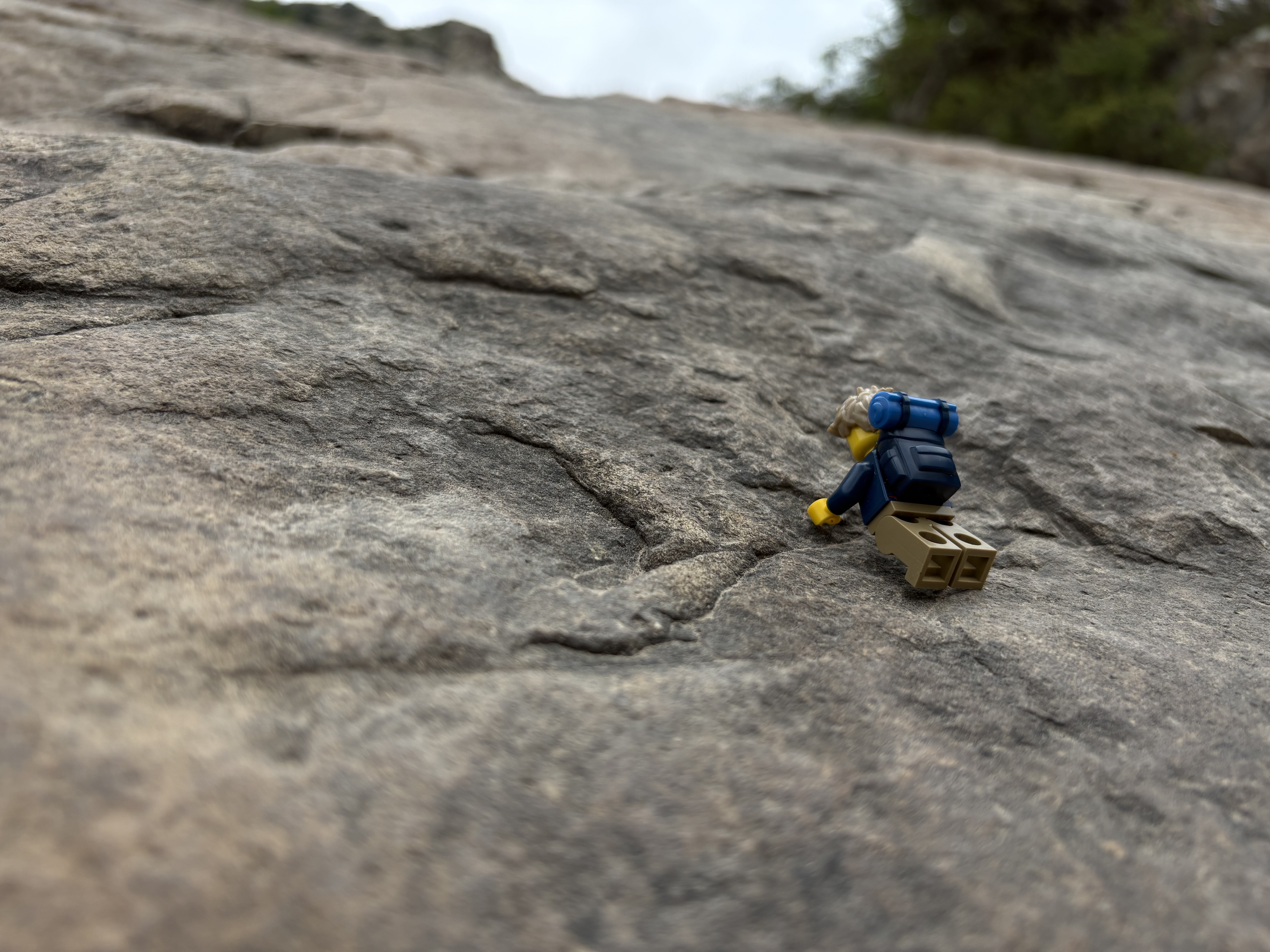 Minifigura LEGO explorando un paisaje en Brick Ventura, la sección de viajes y aventuras de Brick Tales.