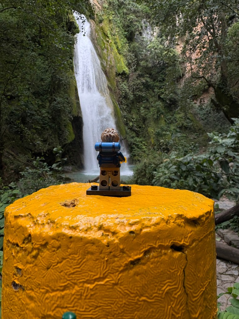 Minifigura de LEGO observando la Cascada El Chuveje en la Sierra Gorda de Querétaro.
