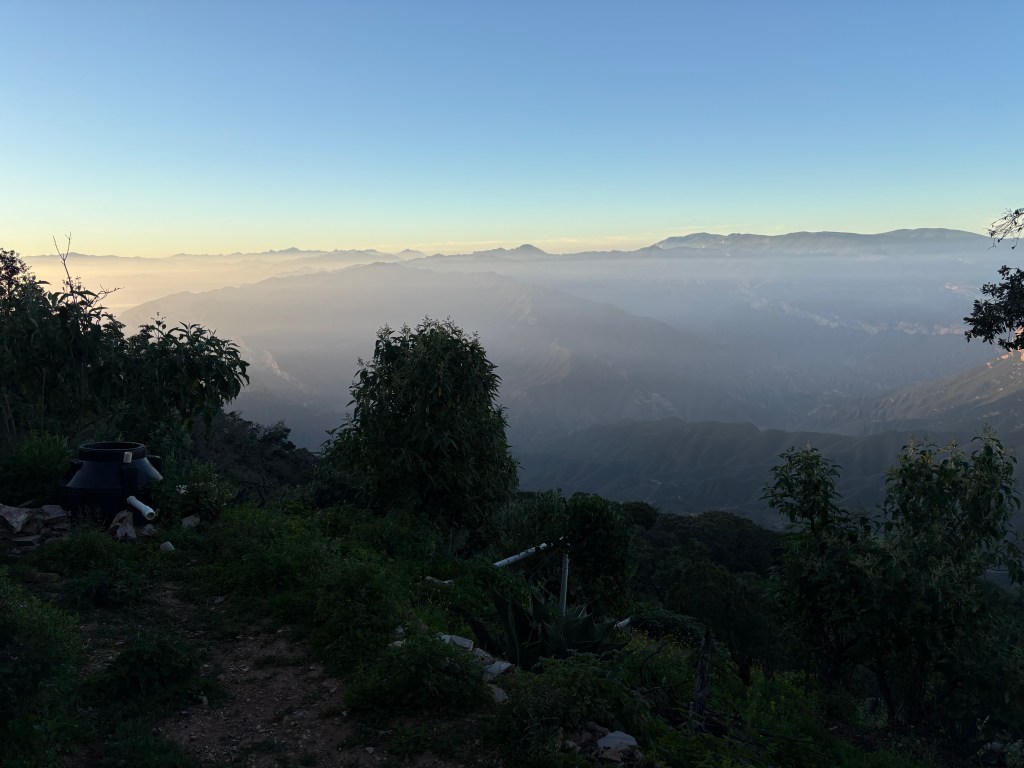 Vista desde el Mirador Cuatro Palos al amanecer, con las nubes cubriendo los valles de la Sierra Gorda.