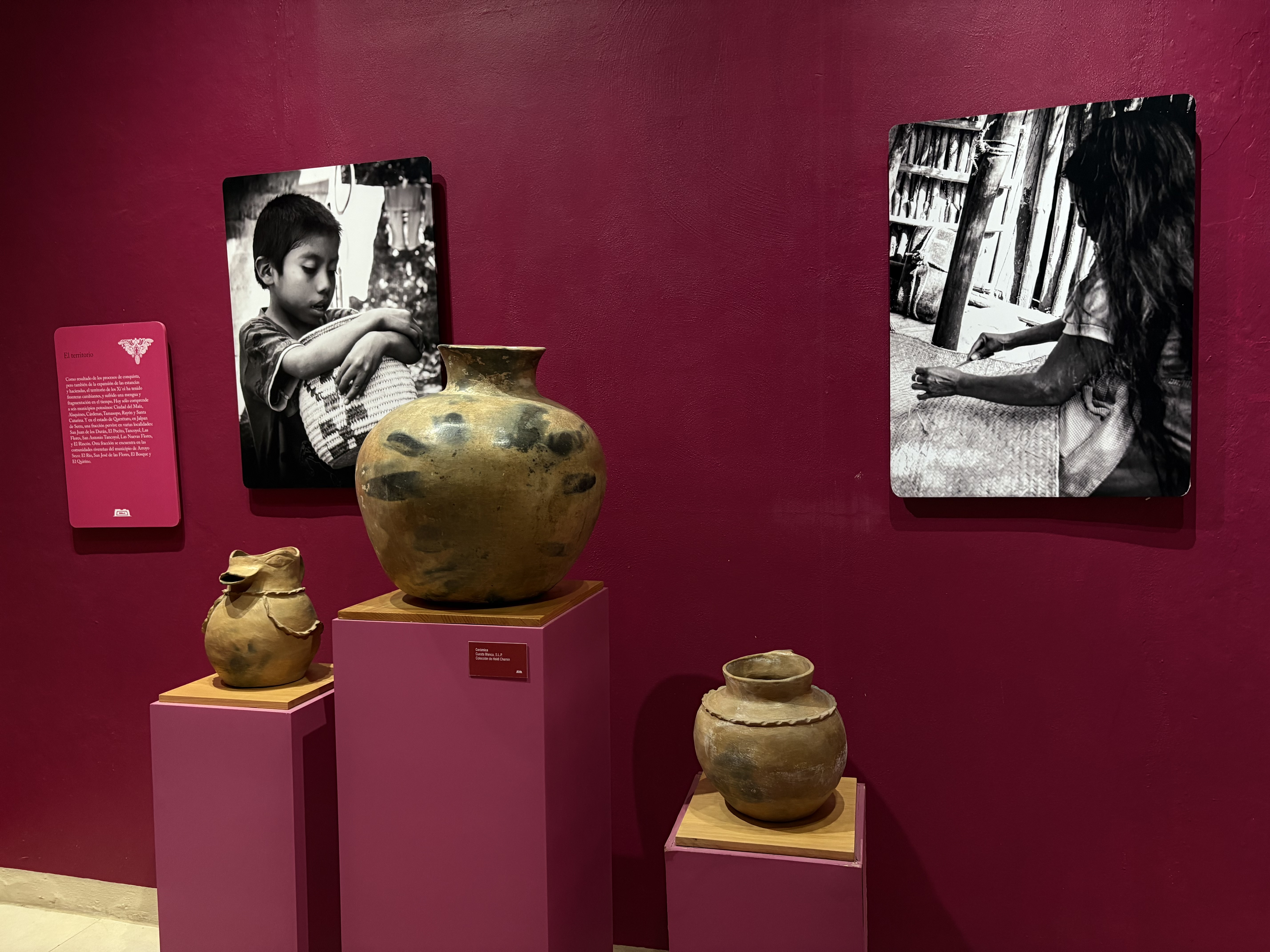 Piezas artesanales elaboradas por indígenas de la Sierra Gorda en el Museo Histórico de la Sierra Gorda, en Jalpan de Serra.