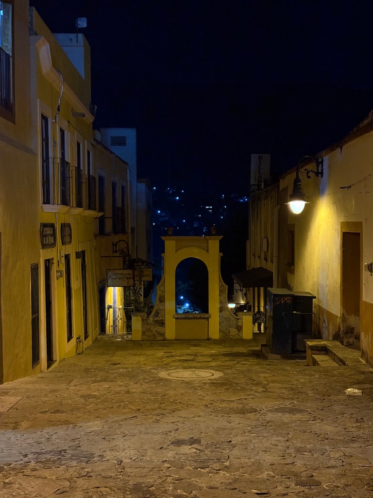 Vista nocturna de una calle de Jalpan de Serra, en la Sierra Gorda de Querétaro.