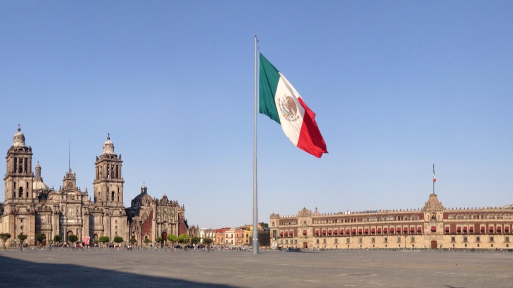 Zócalo,Centro historico de la Ciudad de México; la bandera monumental mexicana en medio y en el fondo la catedral metropolitana y palacio nacional