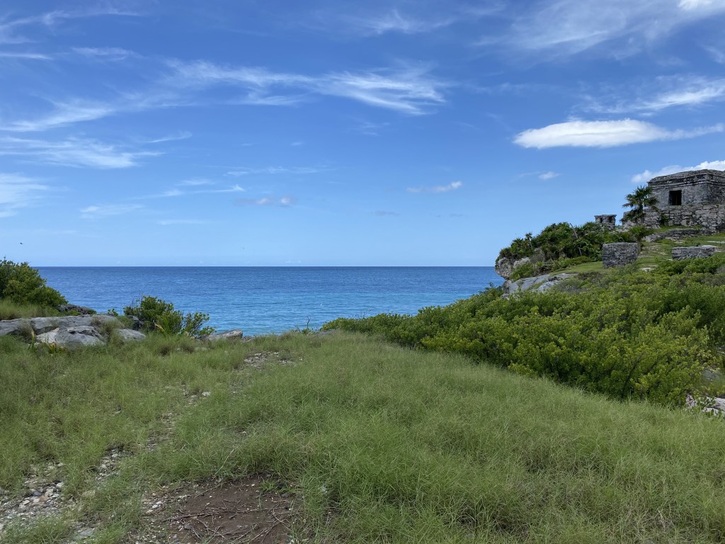 Vista desde las ruinas arqueológicas del Castillo de Tulum en México 