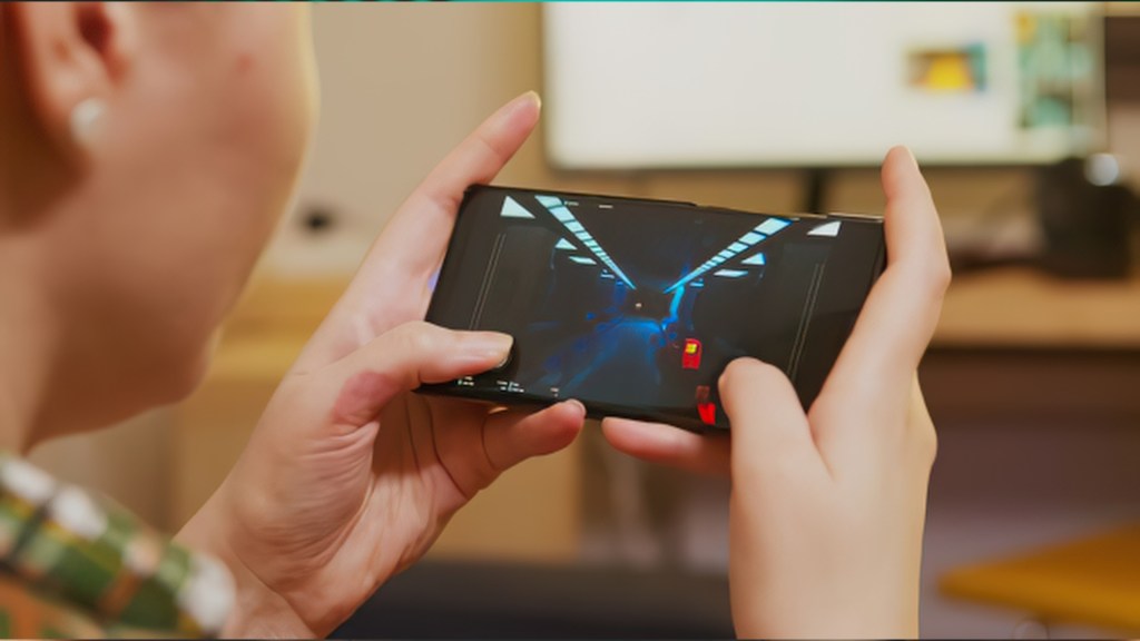 Una persona jugando en el Celular 