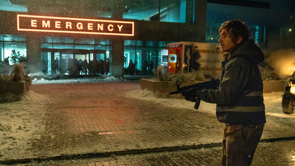 Escena de Resident Evil Noche Cero, el personaje esta enfrente de un hospital con un arma en la mano con zombies rodeándolo 