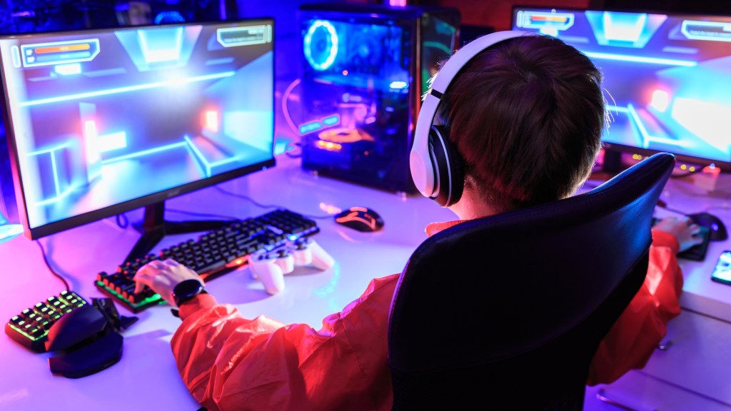 Niño jugando un juego en una computadora Gamer con un Setup Gamer 