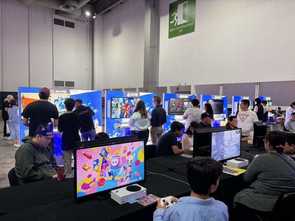 La imagen muestra varias estaciones de Gaming en donde las personas podia pasar el tiempo jugando, hay consolas de Xbox series S y PlayStation 5