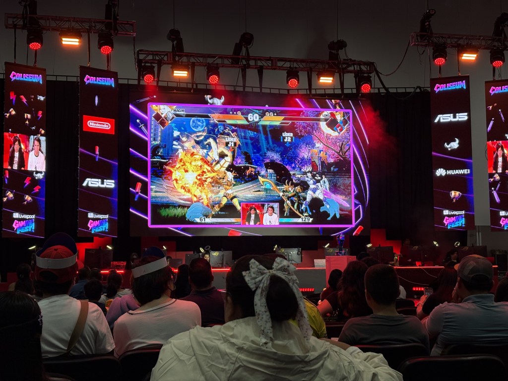 Escenario de torneos, en donde el publico podia ver el concurso en vivo. En la imagen se ve al publico disfrutar de una competicion de un juego de peleas 